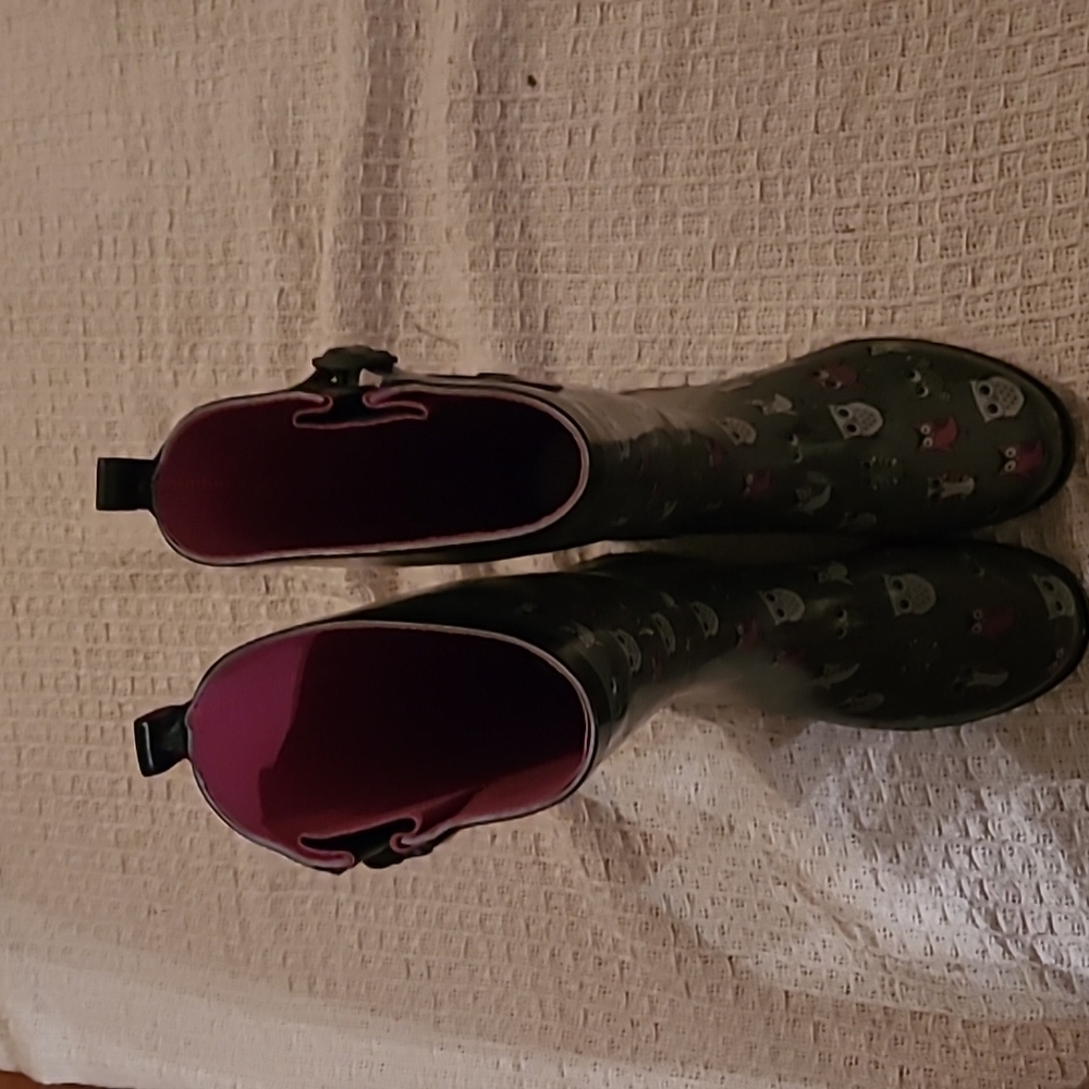 Cooelli size 9 water boots gray with owl prints